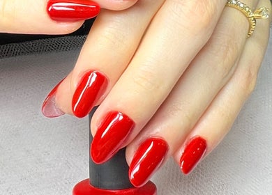 Unhas vermelhas brilhantes feitas por Zezé Costa Nails Designer em Rio De Janeiro, Rio De Janeiro, BR.