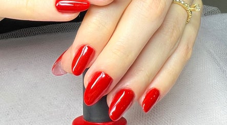 Unhas vermelhas brilhantes feitas por Zezé Costa Nails Designer em Rio De Janeiro, Rio De Janeiro, BR.