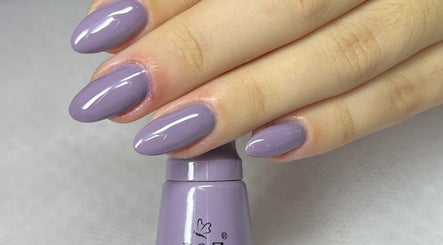 Unhas lilás bem cuidadas no Zezé Costa Nails Designer em Rio de Janeiro, Rio de Janeiro, BR.