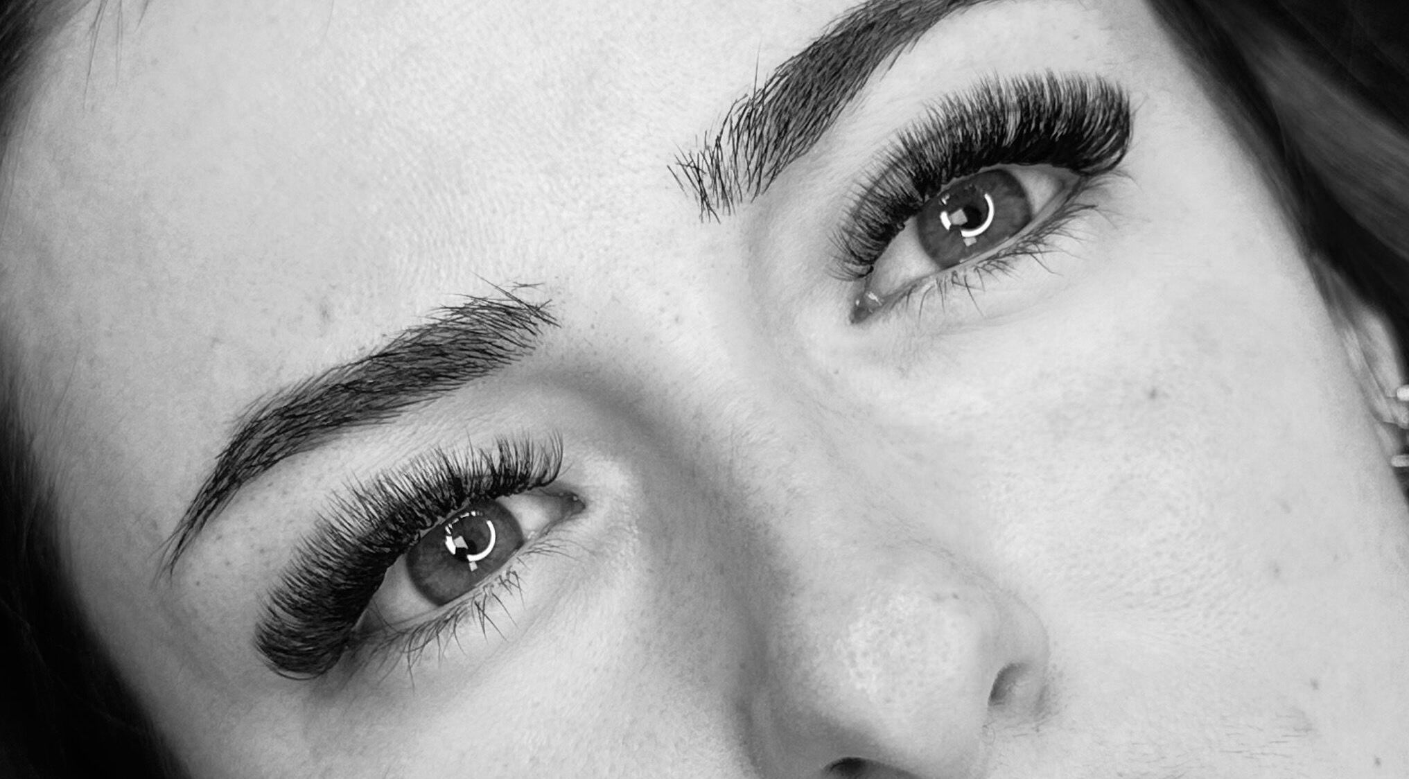 Gros plan de cils magnifiquement allongés chez BellezabyM, Montpellier, Occitanie, FR.
