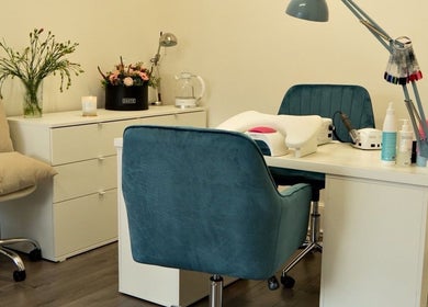 Chic nail station at Kateryna nails, Birmingham, England, GB, with blue chairs and flower decor.