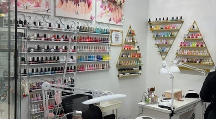 Selección de esmaltes en Luci Nail Artist, Miami, Florida, US, ofreciendo una variedad de colores vibrantes.