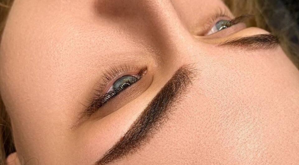 Perfectly shaped eyebrows at Vysochanska Viktoriia, New York, New York, US, showcasing expert beauty care.