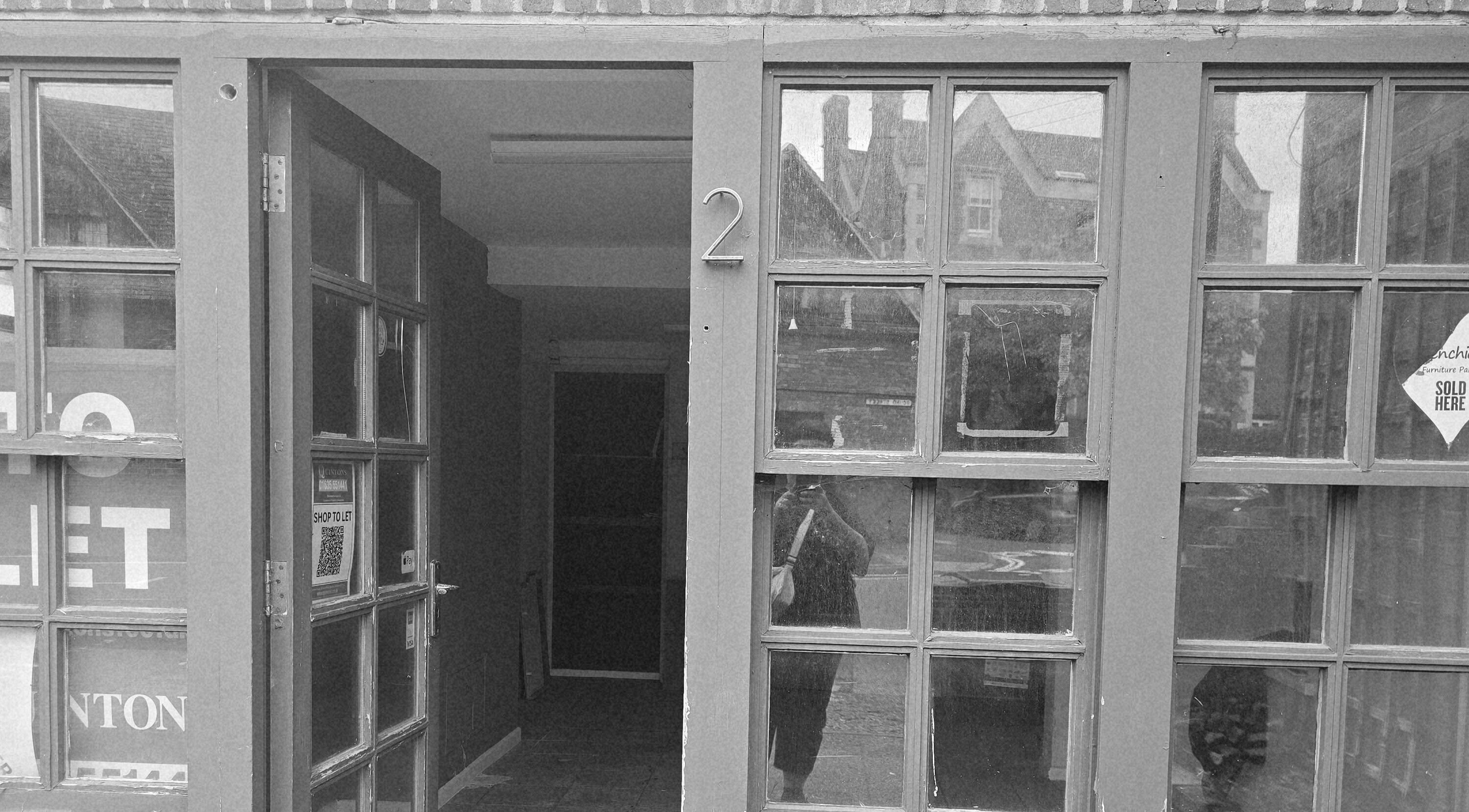 Charming vintage storefront at Pearl Collective, Newbury, England, GB with reflective glass windows.
