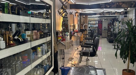 Interior de AMERICAN BARBER SHOP en Marinilla, Antioquia, CO, con sillas de barbería y productos de cuidado.