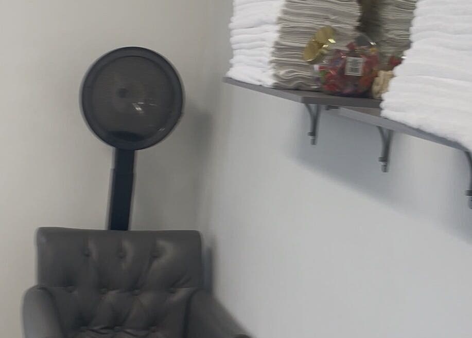 Cozy seating and towel shelf at Savage Kutz in Aurora, Illinois, US creating a relaxing ambiance.