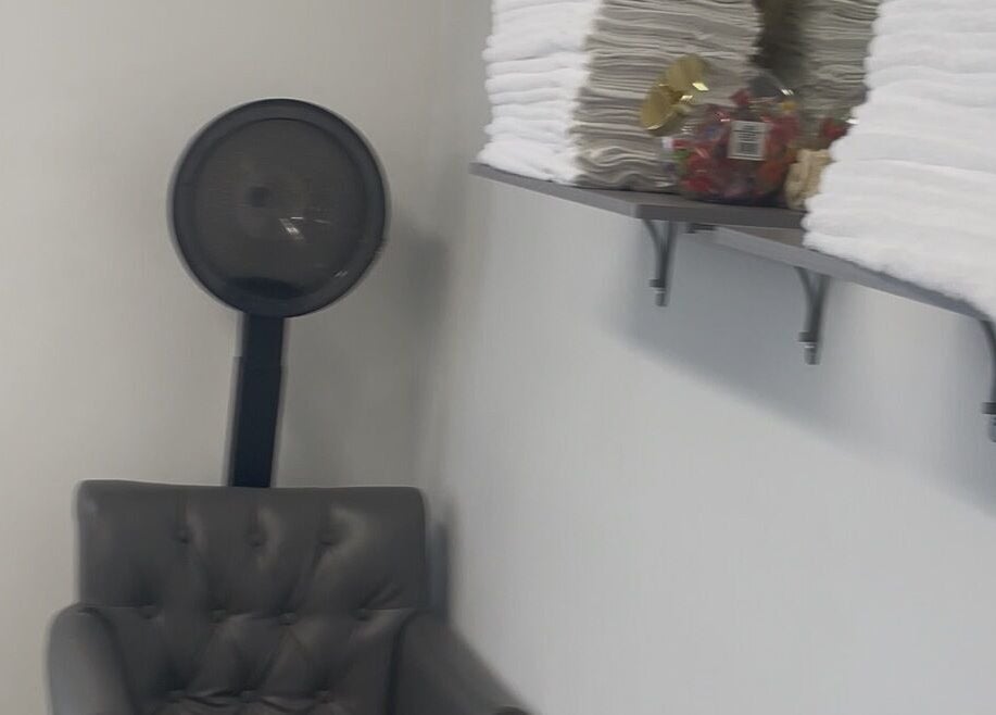 Cozy seating and towel shelf at Savage Kutz in Aurora, Illinois, US creating a relaxing ambiance.