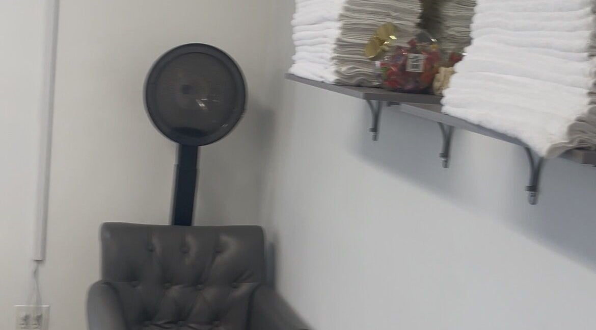 Cozy seating and towel shelf at Savage Kutz in Aurora, Illinois, US creating a relaxing ambiance.