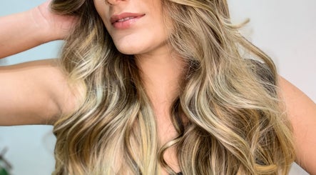 Cabelo loiro ondulado no espaço Bruna Araújo, Rio Grande Do Norte, Rio Grande Do Norte, BR.