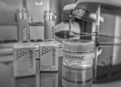 Produits de manucure chez ViviEmbellie, Nîmes, Occitanie, FR, offrant soins de qualité.