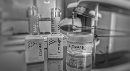 Produits de manucure chez ViviEmbellie, Nîmes, Occitanie, FR, offrant soins de qualité.