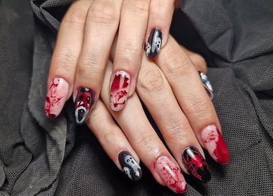 Designs de vernis artistiques chez ViviEmbellie, Nîmes, Occitanie, FR, alliant rouge et noir.