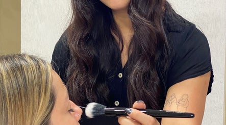 Artista de maquillaje aplicando polvos en Nadia Fernandez, Concordia, AR, promoviendo belleza y bienestar.