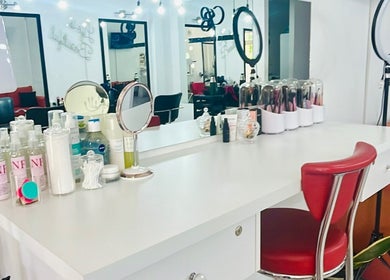 Estación de belleza en Nadia Fernandez, Concordia, AR con cosméticos y espejo.