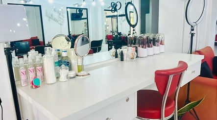 Estación de belleza en Nadia Fernandez, Concordia, AR con cosméticos y espejo.