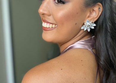 Mujer sonriendo con joyas brillantes en Nadia Fernandez, Concordia, AR.