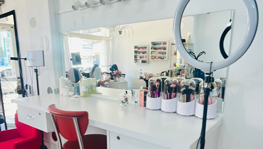 Maquillaje profesional en Nadia Fernandez, Concordia, Entre Ríos, AR. Estudio moderno con herramientas de belleza.