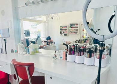 Maquillaje profesional en Nadia Fernandez, Concordia, Entre Ríos, AR. Estudio moderno con herramientas de belleza.