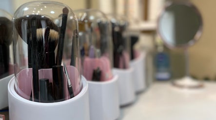 Brochas de maquillaje en Nadia Fernandez, Concordia, Entre Ríos, AR, reflejan elegancia y estilo.