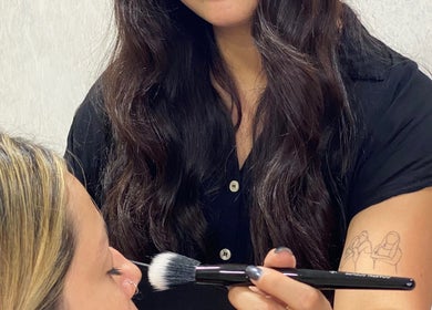 Maquilladora en Nadia Fernandez aplicando maquillaje, Concordia, Entre Ríos, AR.