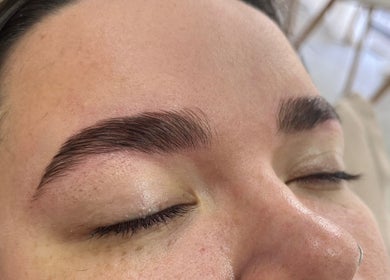 Cejas perfectamente arregladas en Nadia Fernandez, Concordia, Entre Ríos, AR, resaltando la belleza natural.