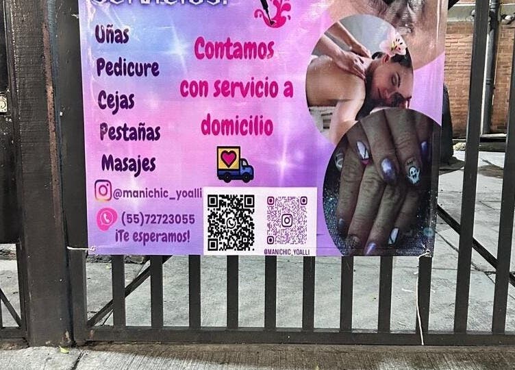 Cartel de Manichic Yoalli en Ciudad De México ofreciendo uñas, pedicure, cejas, pestañas y masajes a domicilio.