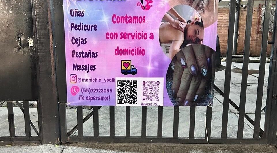 Cartel de Manichic Yoalli en Ciudad De México ofreciendo uñas, pedicure, cejas, pestañas y masajes a domicilio.