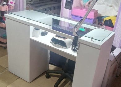 Mesa de manicura en Manichic Yoalli, Ciudad De México, con herramientas de uñas y decoración.