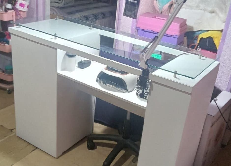 Mesa de manicura en Manichic Yoalli, Ciudad De México, con herramientas de uñas y decoración.