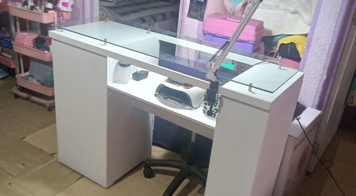 Mesa de manicura en Manichic Yoalli, Ciudad De México, con herramientas de uñas y decoración.