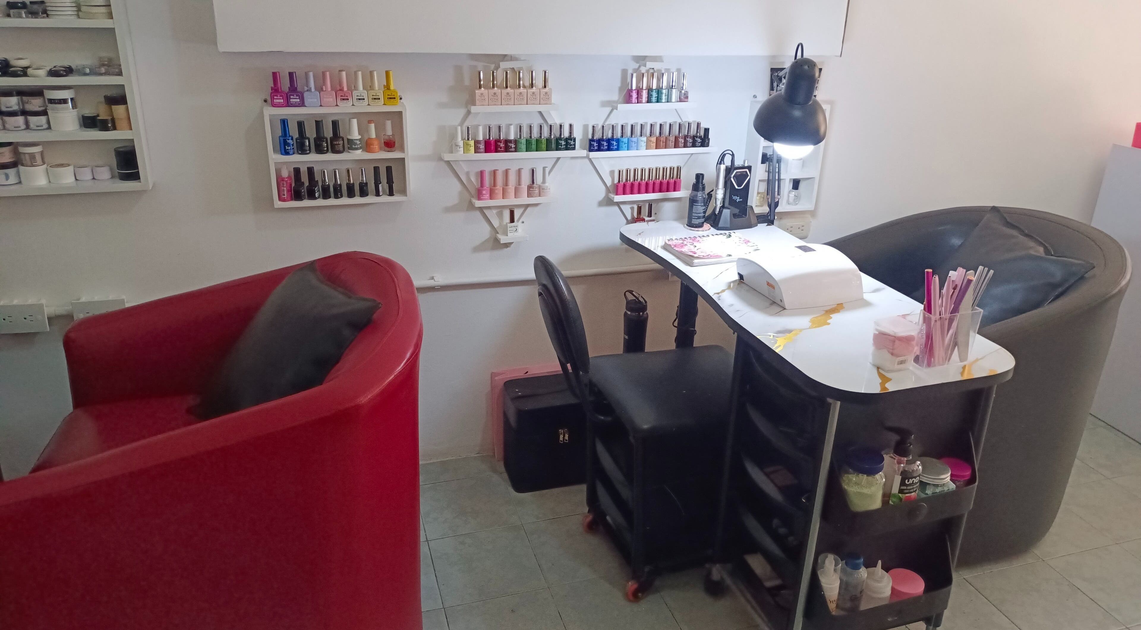 Estación de manicura en Kateval Nail Artist, Maracay, Aragua, VE con sillas y esmaltes de uñas organizados.