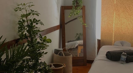 Relaxing massage room with plants at Loom massage studio - Príncipe Real, Lisbon. Location: Lisboa, Lisboa, PT.