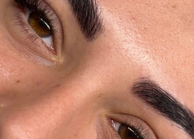 Sourcils parfaitement épilés chez cilsbyana, Provins, Île-de-France, FR, avec un piercing discret.