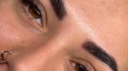 Sourcils parfaitement épilés chez cilsbyana, Provins, Île-de-France, FR, avec un piercing discret.