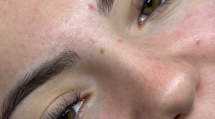 Yeux naturels et lumineux à Cilsbyana, Provins, Île-de-France, FR. Focus sur le soin des cils.