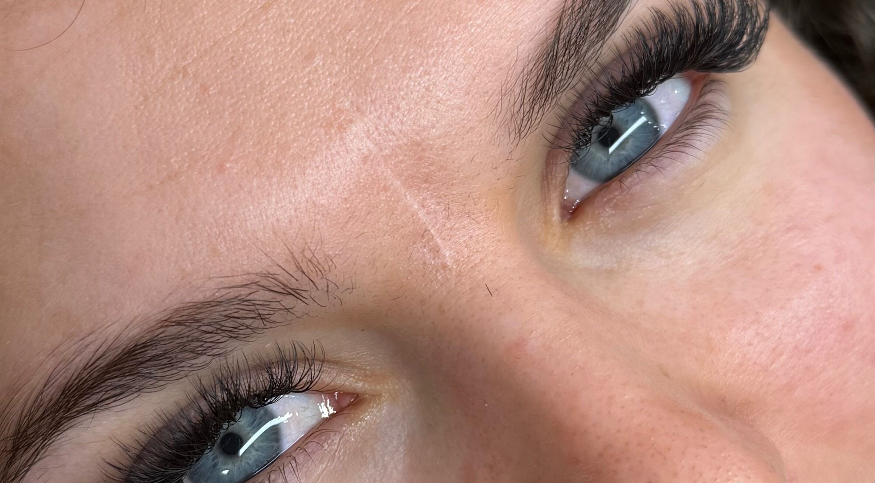 Extension de cils élégante chez Cilsbyana, Provins, Île-de-France, FR. Regard captivant et naturel assuré.