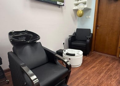 Modern salon wash station at Royal Amber lady salon, Dubai, Dubai, AE, featuring sleek black chairs.
