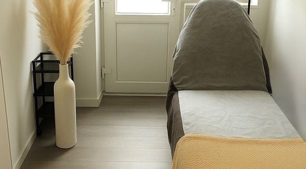 Comfortable treatment room at WZAesthetics London, London, England, GB with a plush bed and elegant decor.