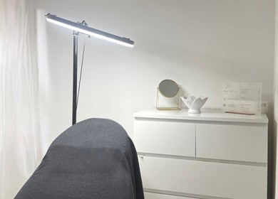 Calm treatment room at WZAesthetics London, England, GB with sleek furnishings and ambient lighting.