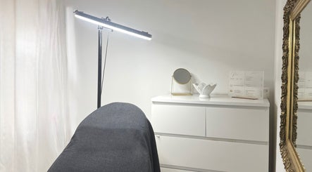 Calm treatment room at WZAesthetics London, England, GB with sleek furnishings and ambient lighting.