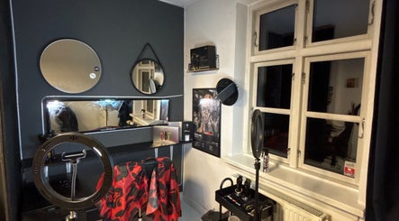 Moderne saloninteriør hos Sb Cutzz, Brøndby Strand, DK med spejle og frisøraftilbehør.