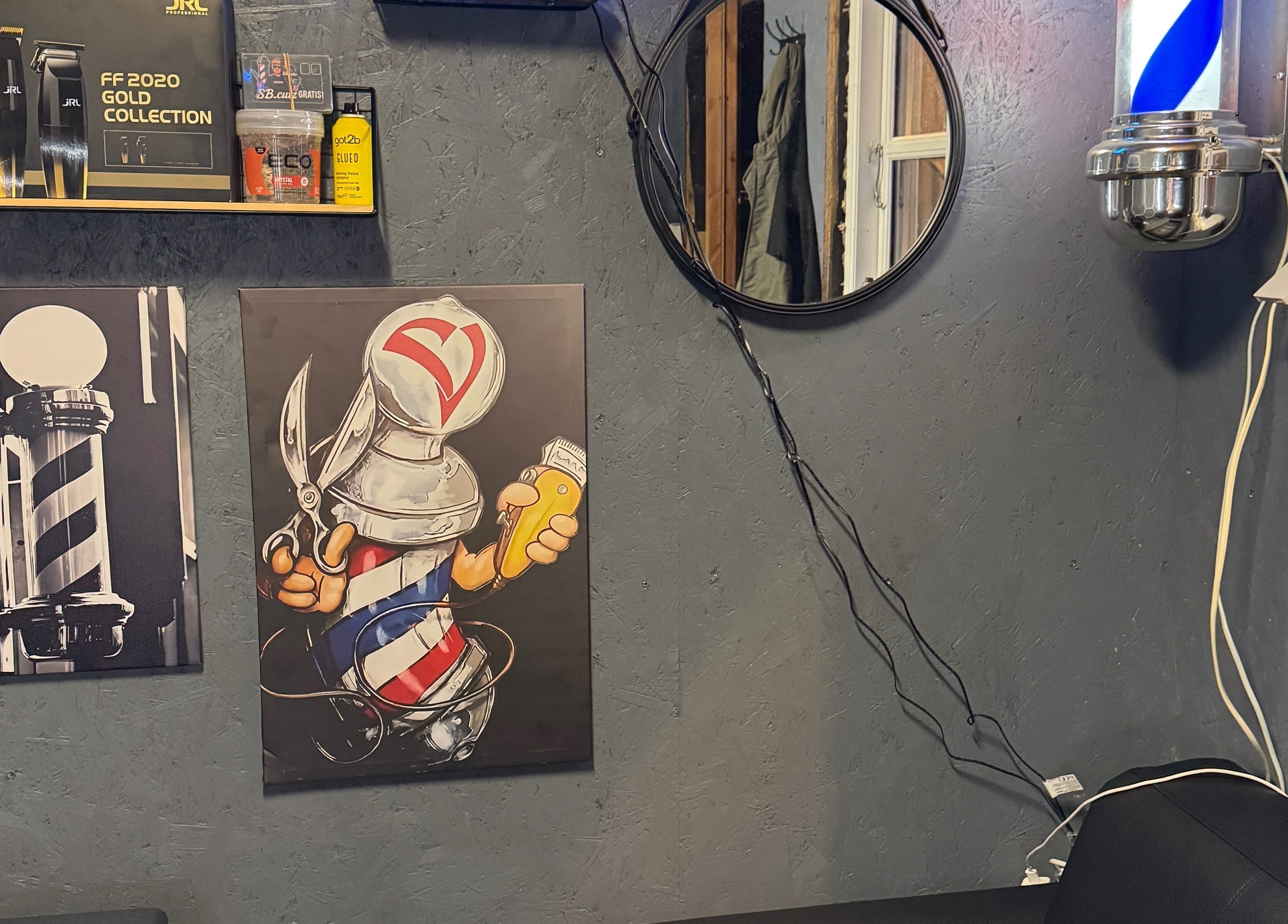 Moderne frisørsalonvægsindretning med barberkunst ved Sb Cutzz i Brøndby Strand, DK.