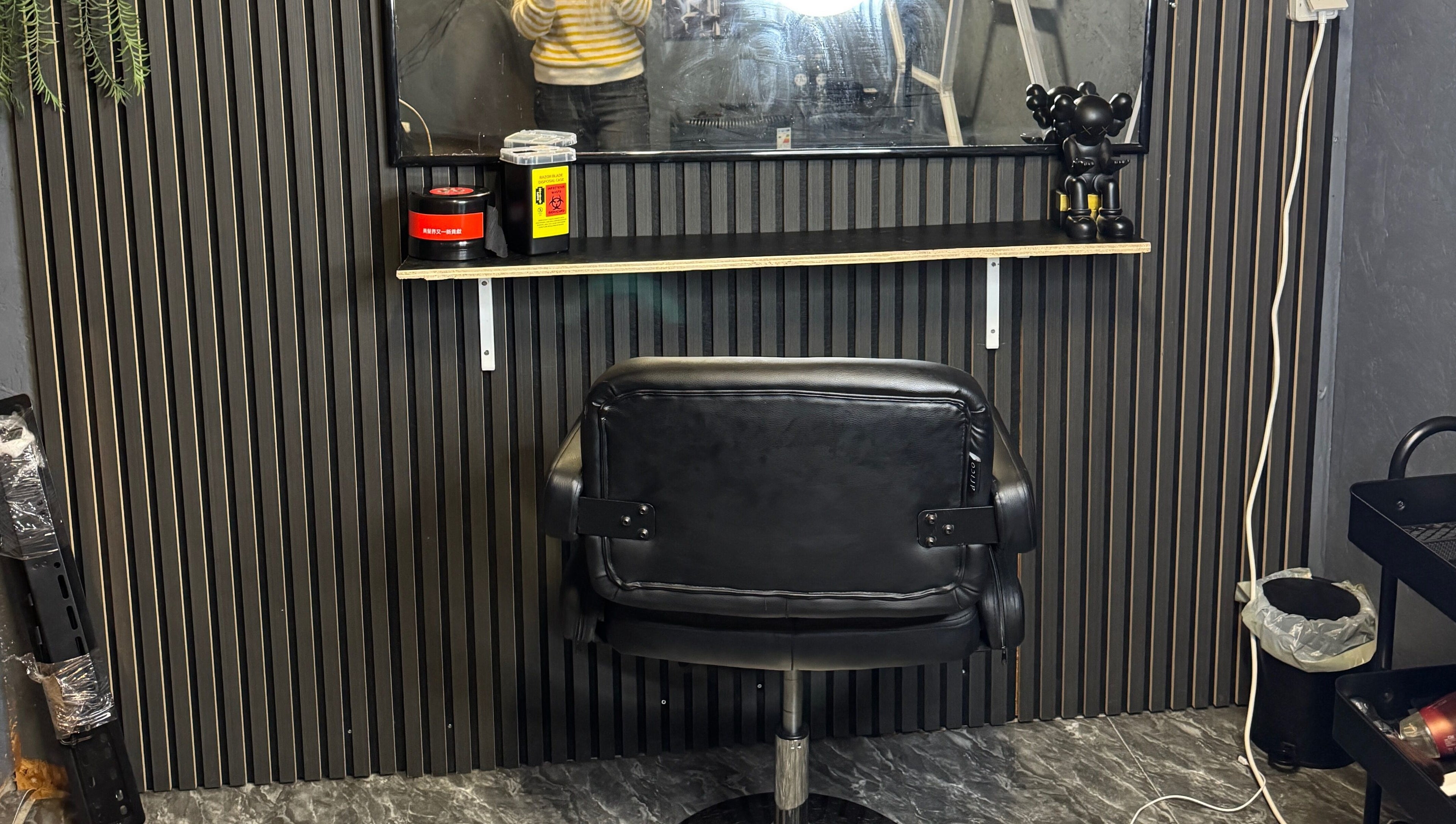 Moderne barbershop-opsætning ved Sb Cutzz i Brøndby Strand, DK med stilfuld stol og spejl.