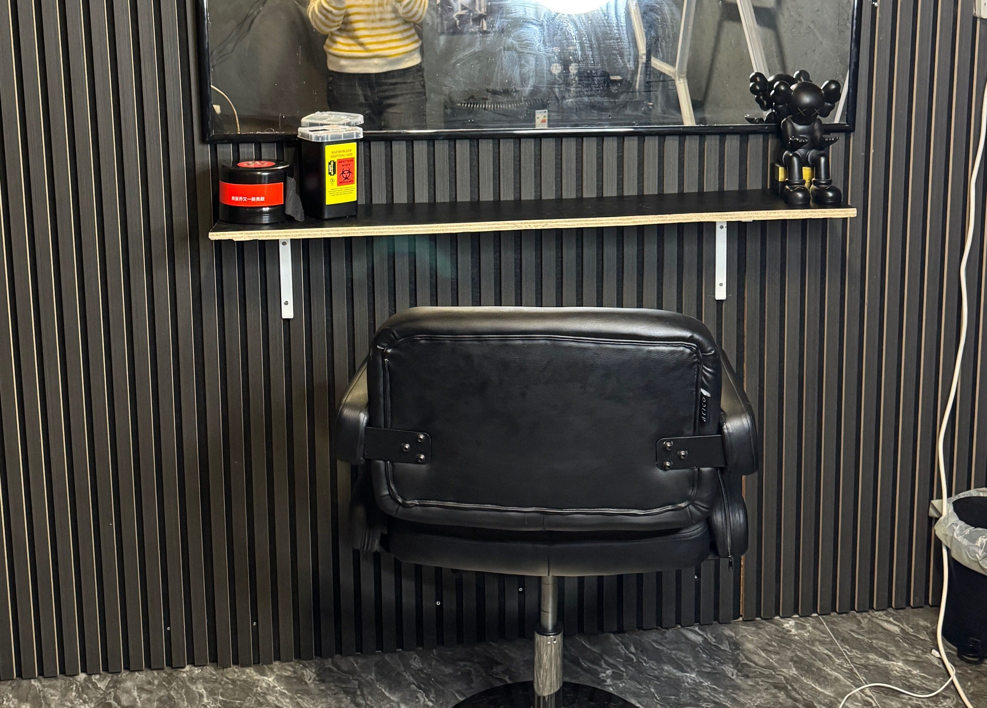 Moderne barbershop-opsætning ved Sb Cutzz i Brøndby Strand, DK med stilfuld stol og spejl.