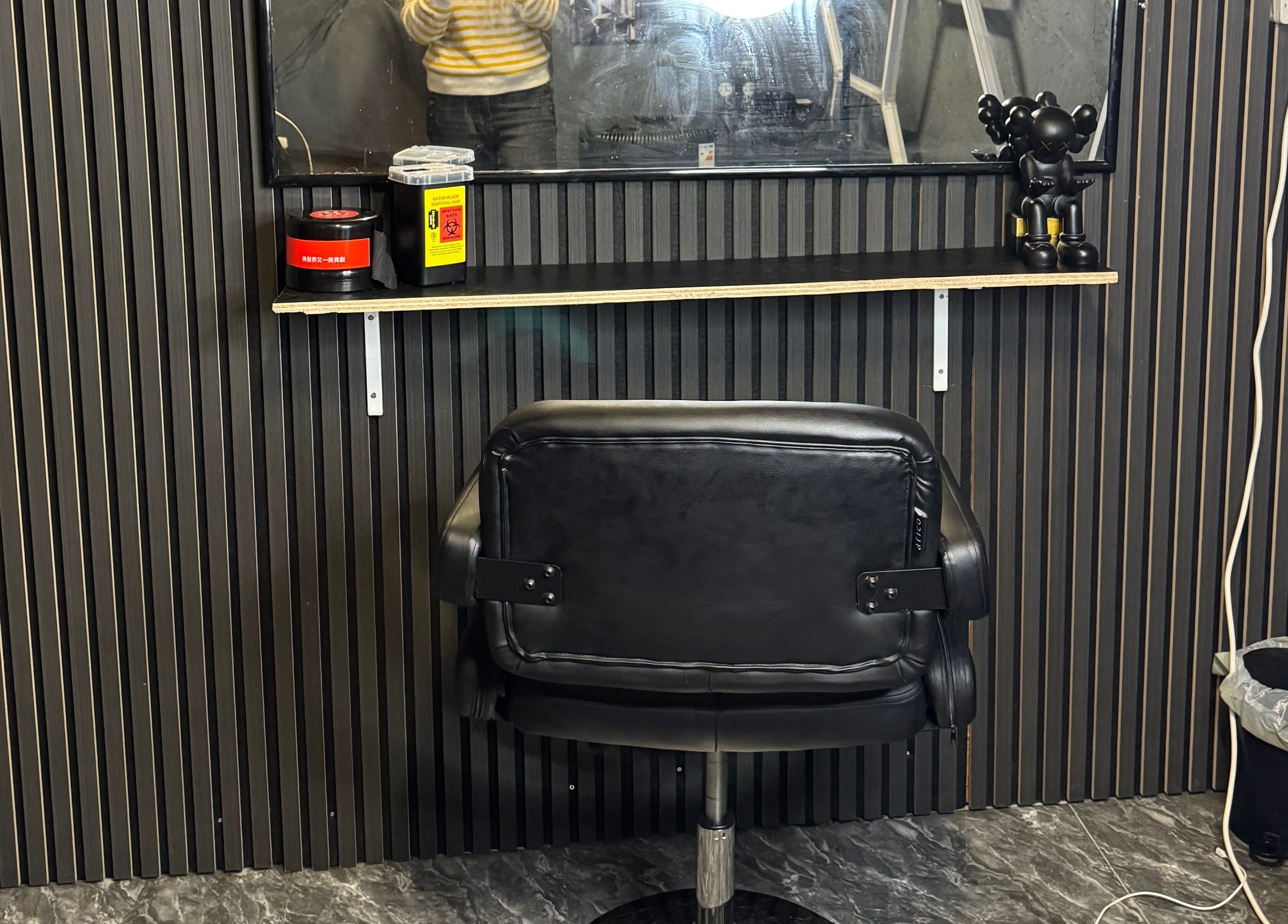 Moderne barbershop-opsætning ved Sb Cutzz i Brøndby Strand, DK med stilfuld stol og spejl.