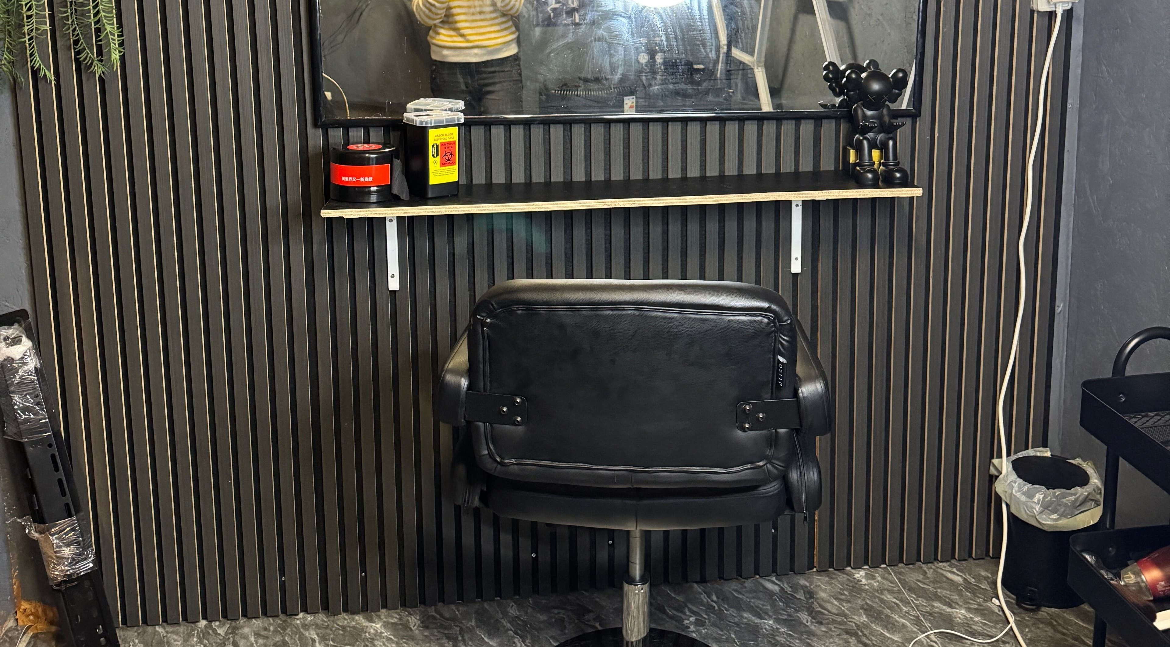 Moderne barbershop-opsætning ved Sb Cutzz i Brøndby Strand, DK med stilfuld stol og spejl.