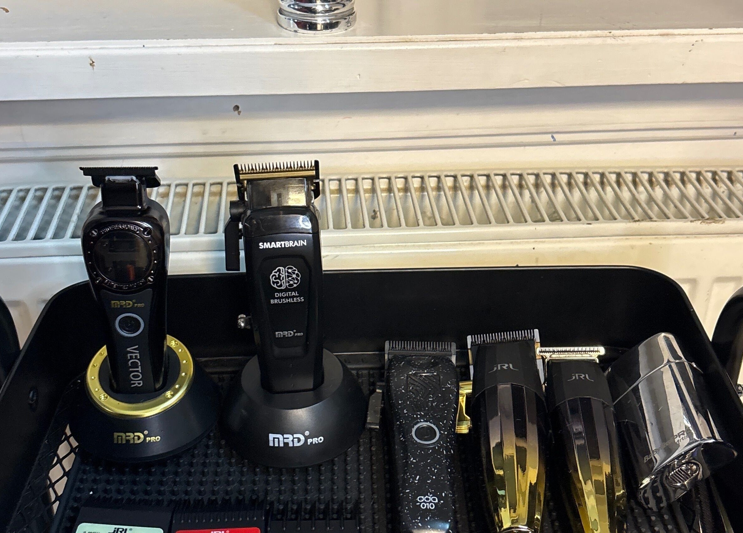 Hårklippemaskiner på Sb Cutzz i Brøndby Strand, DK, klar til styling.