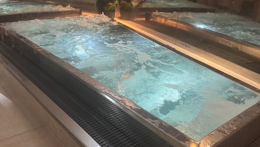Luxurious bubbling spa pool at Ve La Dee Thai Spa in Manchester, England, GB, offering relaxation.