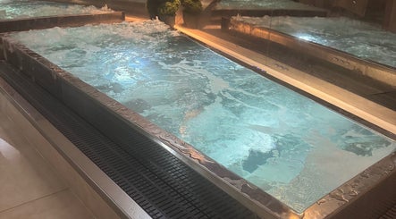 Luxurious bubbling spa pool at Ve La Dee Thai Spa in Manchester, England, GB, offering relaxation.