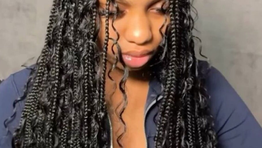 Femme montrant des tresses élégantes chez Int hair à Genève, Genève, CH.